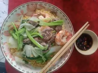 Hình ảnh Mì gói xào tôm mực