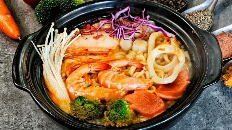 Hình ảnh Mì cay kimchi mực