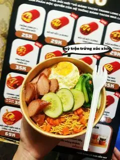 Hình ảnh Mỳ trộn trứng xúc xích
