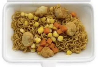 Hình ảnh Mì trộn rau củ cá viên