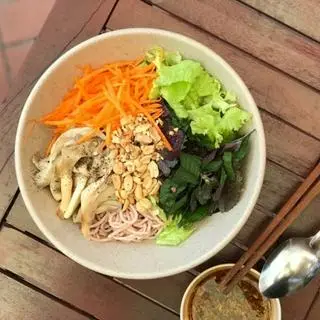 Hình ảnh Cơm/Bún tự chọn + Trà Đá (Trà Theo Ngày) - (Any) Rice/Noodles + Daily Ice Tea
