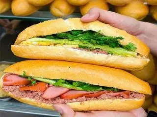 Hình ảnh Bánh mì xúc xích - trứng