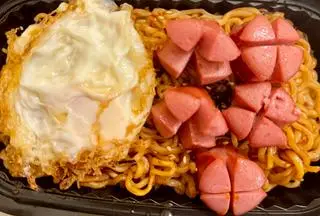 Hình ảnh Combo mì cay Samyang xúc xích - trứng