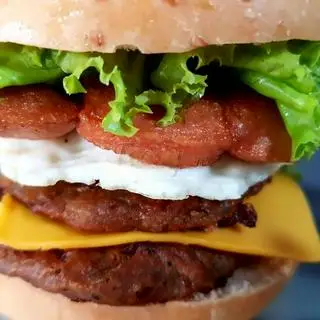 Hình ảnh Hamburger bò miếng 2 tầng + trứng + phô mai + xúc xích Đức