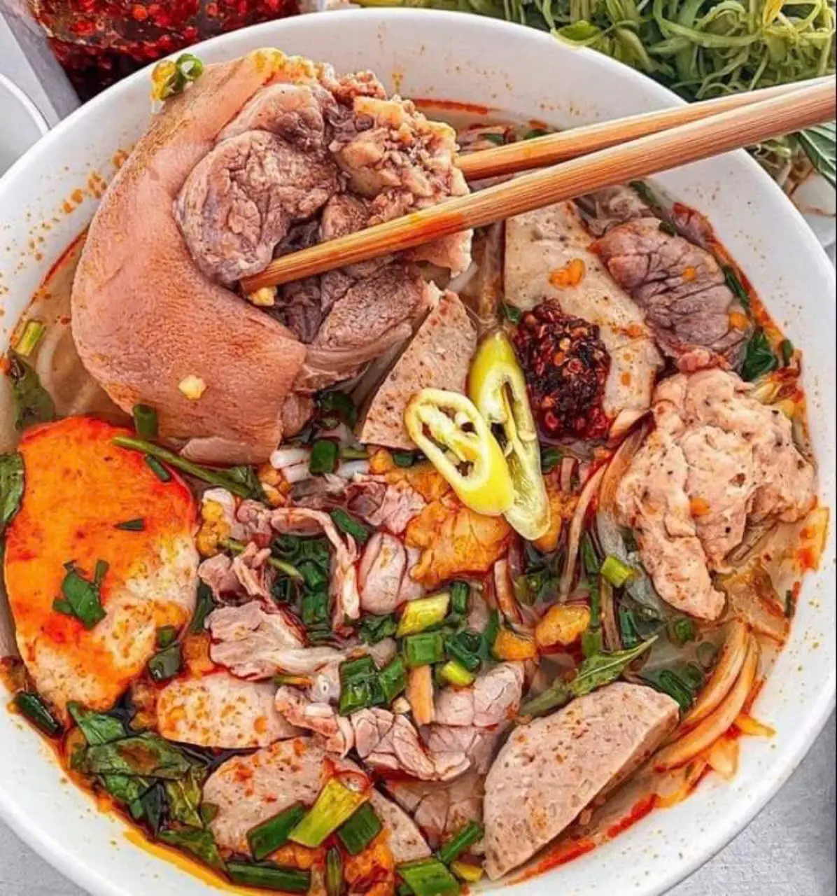 Hình ảnh Bún Bò Huế (Đặc biệt) + Thêm giò tai