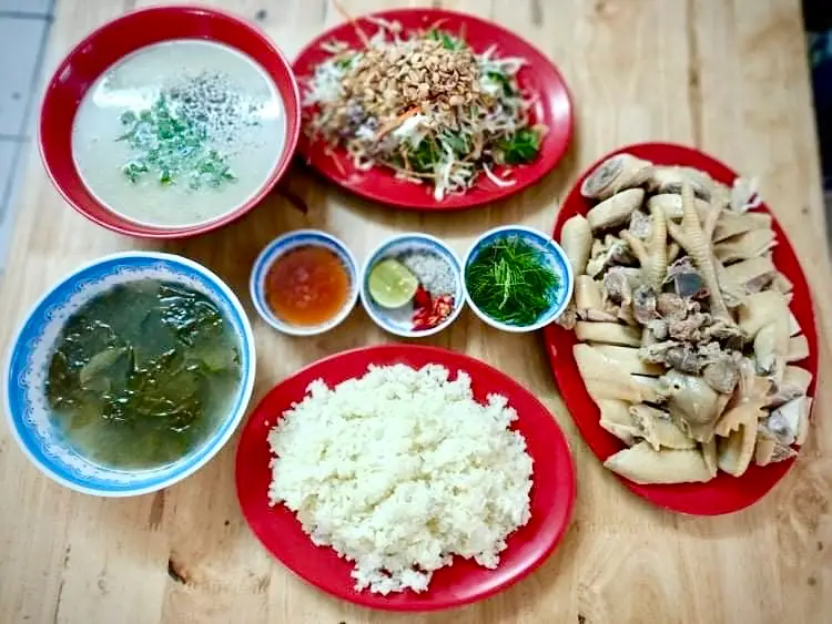 Hình ảnh Gà nguyên con - cháo gỏi