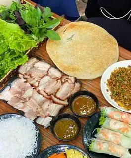 Hình ảnh Bánh tráng cuốn thịt heo chiên