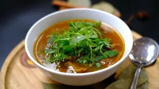Hình ảnh Bò sốt vang kèm bánh mì - Coca