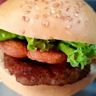 Hình ảnh Hamburger bò miếng + xúc xích Đức