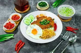 Hình ảnh CƠM TẤM SƯỜN - BÌ - CHẢ - TRỨNG