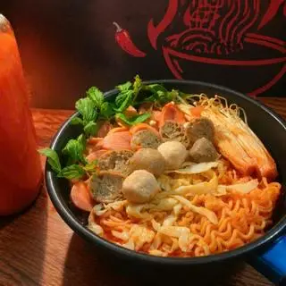 Hình ảnh Mì cay tam sắc (xúc xích, cá viên, dồi sụn)