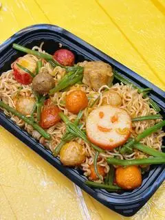 Hình ảnh Mì trộn topping viên lộn xộn