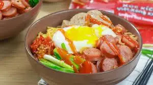 Hình ảnh Mì vị hương trộn xúc xích - trứng