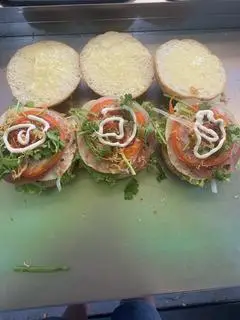 Hình ảnh Hamburger thịt chả đầy đủ