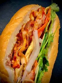 Hình ảnh Bánh Mì Pate Gà Xé