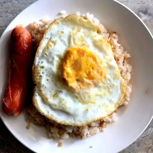 Hình ảnh Cơm chiên + xúc xích Đức + trứng ốp la