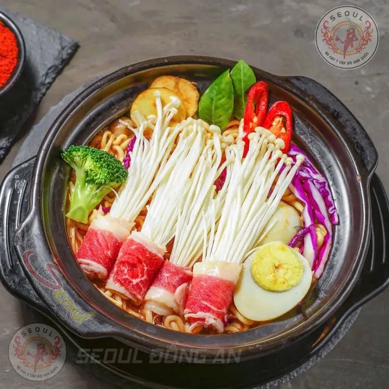 Hình ảnh Mì cay kim chi bò cuộn nấm kim châm