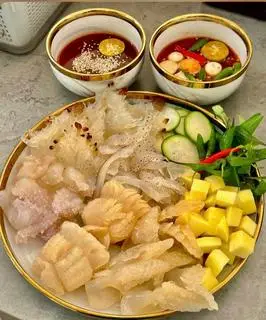 Hình ảnh Combo 4 (kèm rau và sốt)