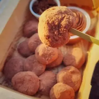 Hình ảnh Bánh Mochi dòng Nếp Nhật Bản phủ bột cacao chấm kem sữa