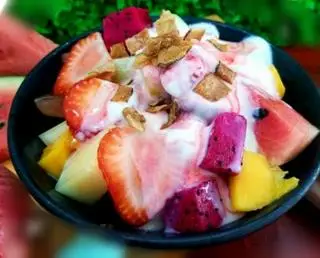 Hình ảnh trái cây tô,mix nhiều loại trái cây thơm ngon, thêm sữa và đá vào vị ngon tuyệt đỉnh 