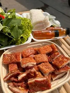 Hình ảnh Set heo quay dính nạc 2 người ăn ( có kèm rau sống bánh hỏi)