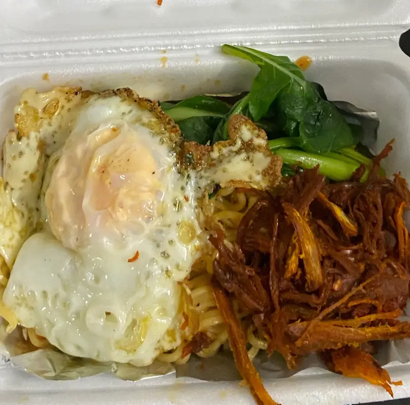 Hình ảnh Mì trộn trứng bò khô