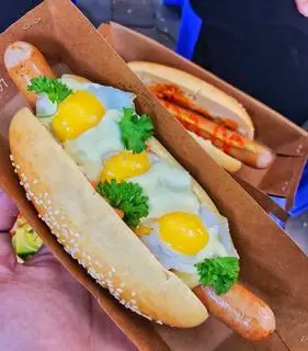 Hình ảnh Hotdog trứng chảy sốt phô mai