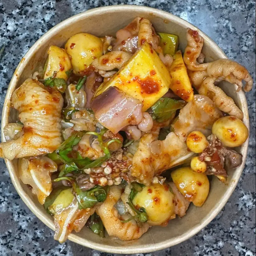 Hình ảnh Chân gà sốt thái full topping
