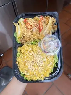 Hình ảnh cơm rang má đùi gà sốt mắm tỏi