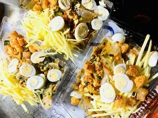 Hình ảnh Bánh tráng trộn mỡ hành 3 trứng cút,tóp mỡ mắm tỏi 