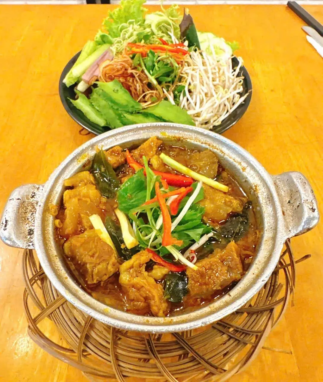 Hình ảnh Dẻ sườn bò kho sả + Rau ghém