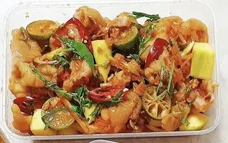 Hình ảnh Chân Gà Rút Xương Sốt Thái ( Phần Lớn) + Tặng 1 ly Hồng Trà Trân Châu