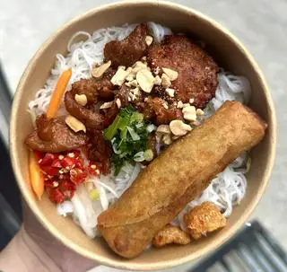 Hình ảnh Bún thịt nướng - chả giò - best seller