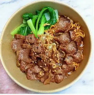 Hình ảnh Mì trộn thịt heo sốt mắm tỏi