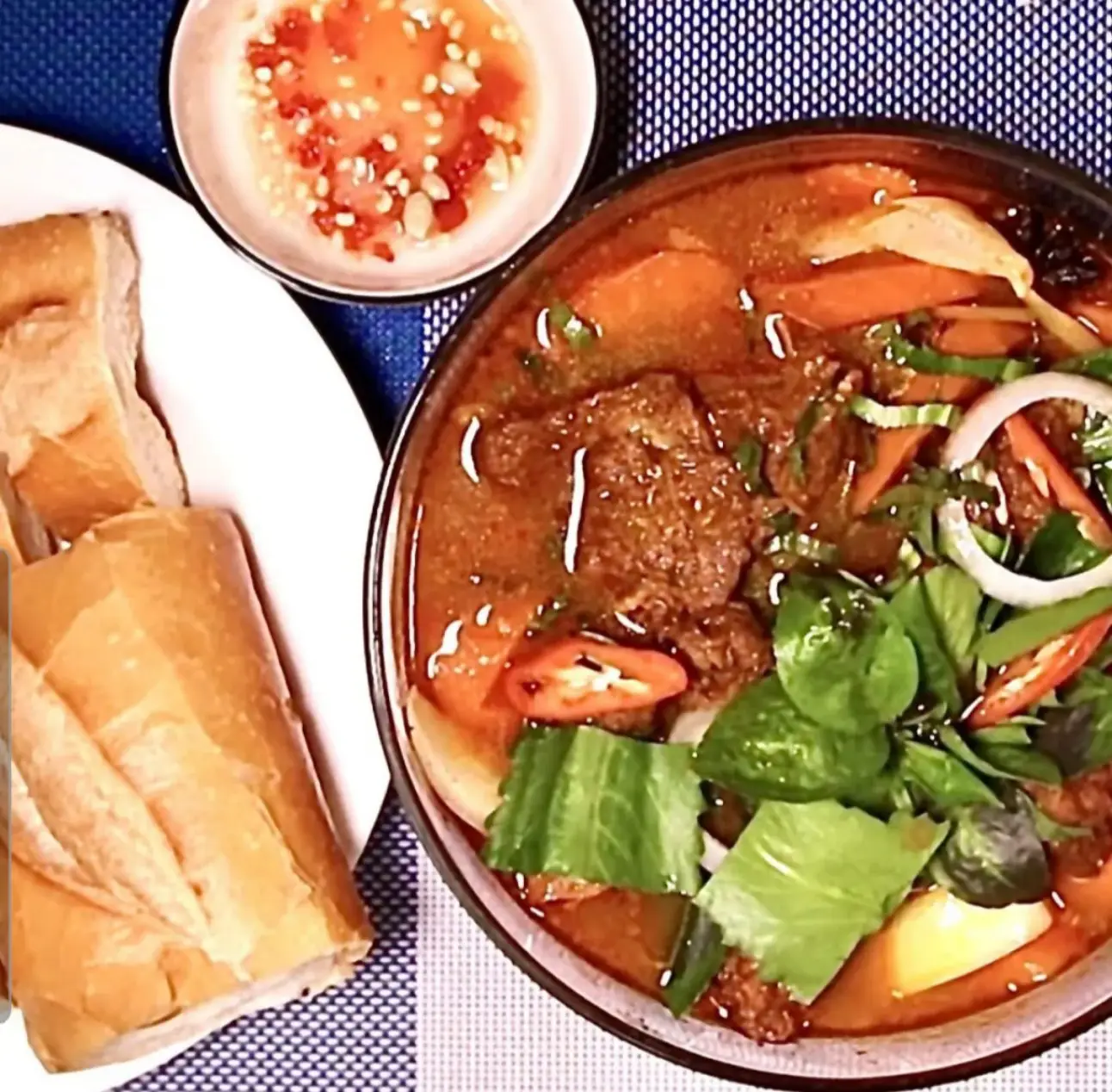 Hình ảnh Bò kho bánh mì đặc biệt tặng ly Trà Tắc 
