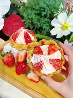Hình ảnh Bánh trứng dâu tây
