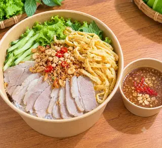 Hình ảnh bún mắm nêm thịt luộc, trứng chiên