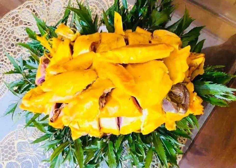 Hình ảnh gà ủ muối 1 con ( ăn nóng ) + sốt chấm 