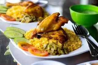 Hình ảnh Cơm góc 4 xối mỡ cánh ức gà ta