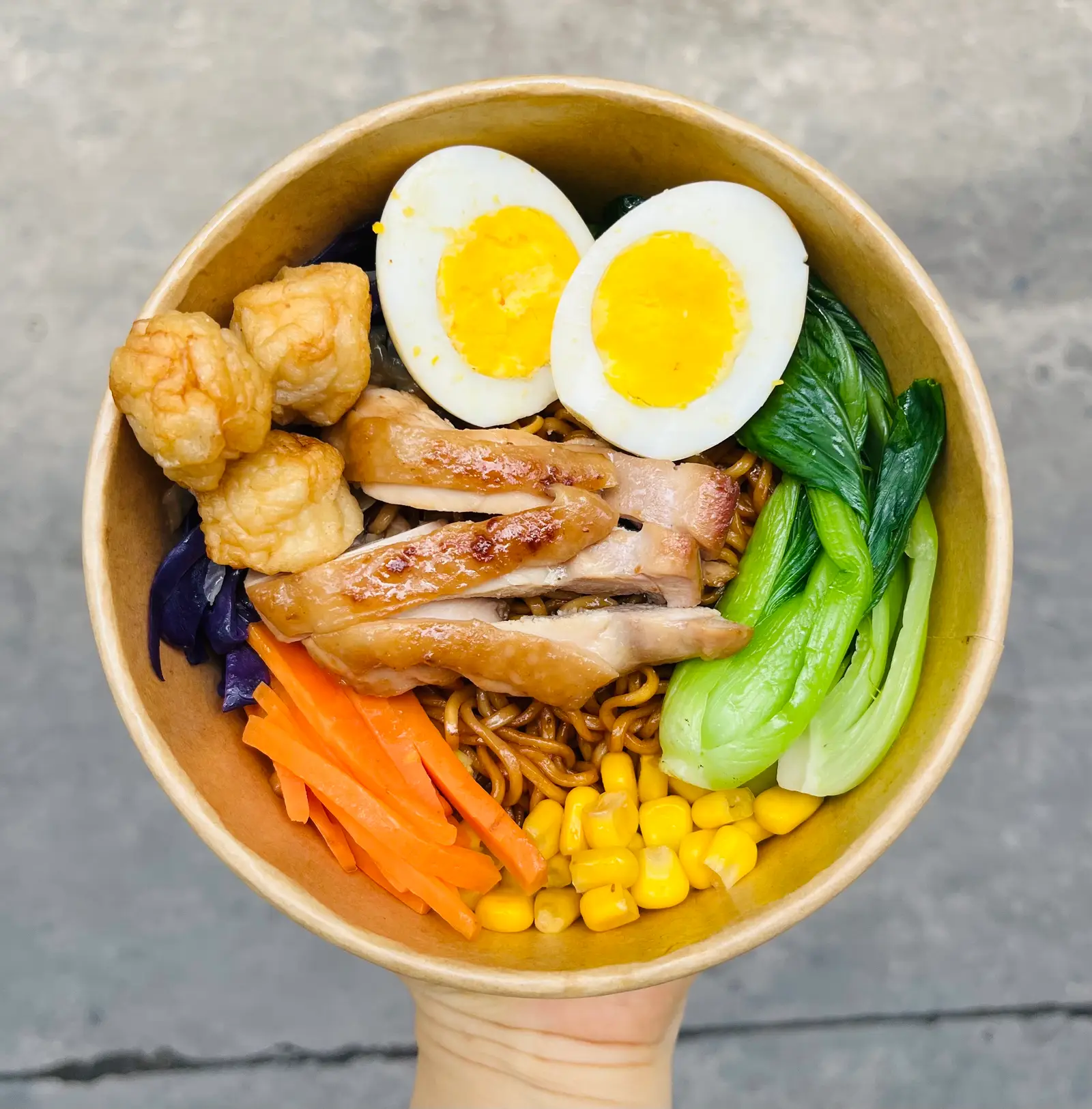 Hình ảnh Mì trộn thập cẩm Gà sốt Teriyaki - Trứng - Cá viên tặng 1 ly trà tắc 