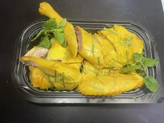 Hình ảnh Gà Ủ Muối Hoa Tiêu 1/2 Con + Nước Chấm