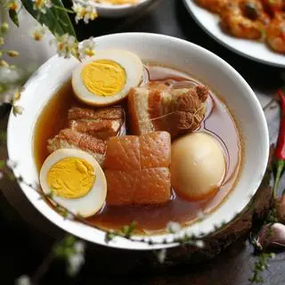 Hình ảnh Cơm Tấm Thịt Heo Kho Tàu Thêm Trứng