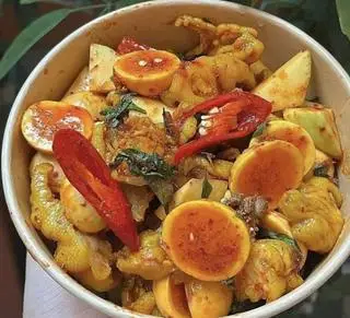 Hình ảnh Chân gà rút xương mix trứng non sốt Thái N 