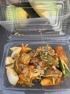 Hình ảnh Bánh tráng cuốn đỏ sốt me