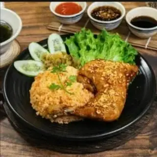 Hình ảnh Cơm ĐÙI GÀ GÓC TƯ MẮM TỎI