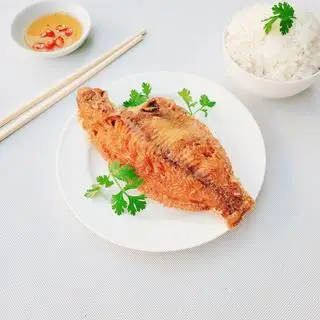 Hình ảnh Cơm cá diêu hồng nhỏ chiên mắm tỏi