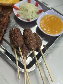 Hình ảnh Bánh mì thịt bò nướng ngập sốt bơ pate