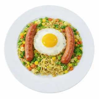 Hình ảnh Mỳ trộn xúc xich, trứng ốp