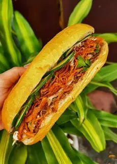 Hình ảnh Bánh mì gà xé bơ tỏi