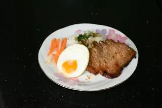 Hình ảnh Cơm Sườn Nướng trứng ốp la